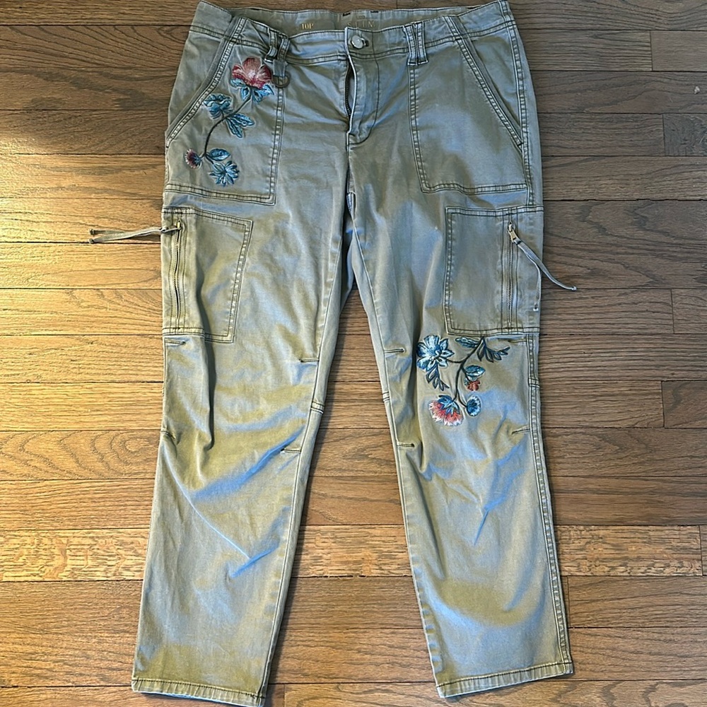 White House black market, slim crop Capri pants